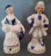 2 Figurines En Porcelaine Vitrifiée Blanche Et Bleue Avec Dorure, Style Victorien. Personnages Indépendants. Femme Avec - Sonstige & Ohne Zuordnung