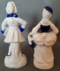 2 Figurines En Porcelaine Vitrifiée Blanche Et Bleue Avec Dorure, Style Victorien. Personnages Indépendants. Femme Avec - Andere & Zonder Classificatie