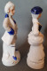 2 Figurines En Porcelaine Vitrifiée Blanche Et Bleue Avec Dorure, Style Victorien. Personnages Indépendants. Femme Avec - Sonstige & Ohne Zuordnung