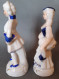2 Figurines En Porcelaine Vitrifiée Blanche Et Bleue Avec Dorure, Style Victorien. Personnages Indépendants. Femme Avec - Other & Unclassified