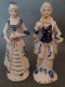 2 Figurines En Porcelaine Vitrifiée Blanche Et Bleue Avec Dorure, Style Victorien. Personnages Indépendants. Femme Sans - Otros & Sin Clasificación