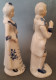 2 Figurines En Porcelaine Vitrifiée Blanche Et Bleue Avec Dorure, Style Victorien. Personnages Indépendants. Femme Sans - Sonstige & Ohne Zuordnung