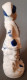 1 Figurine  En Porcelaine Vitrifiée Blanche Et Bleue Style Victorien. Personnage Homme Avec Chapeau Bleu.  Hauteur 16cm - Andere & Zonder Classificatie