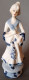 1 Figurine  En Porcelaine Non Vitrifiée Blanche Et Bleue Style Victorien. Personnage Femme.  Hauteur 15cm - Otros & Sin Clasificación