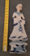 Delcampe - 1 Figurine  En Porcelaine Non Vitrifiée Blanche Et Bleue Style Victorien. Personnage Femme.  Hauteur 15cm - Other & Unclassified