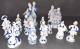 Lot De 12 Figurines En Porcelaine Vitrifiée Et Une Non Vitrifiée, Style Victorien, Blanche Et Bleue - Autres & Non Classés