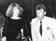 JOHNNY HALLYDAY 1983 APRES SON OPERATION DE LA HANCHE AVEC NATHALIE BAYE  PHOTO DE PRESSE  24X18CM - Famous People