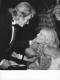 JOHNNY HALLYDAY 1974 AVEC UNE AMIE A LA PREMIERE DU NOUVEAU GRAND GUIGNOL  PHOTO DE PRESSE  24X18CM - Famous People