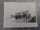 PHOTO ANCIENNE - DES HOMMES EN FILE INDIENNE DU PLUS PETIT AU PLUS GRAND - SPORTIFS NAGEURS MUSCLES PLAGE - Anonymous Persons