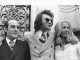 JOHNNY HALLYDAY 1972 A  NEUILLY AU MARIAGE DE JEAN PIERRE BLOCH AVEC LA DESCENDANTE DE SURCOUF PHOTO DE PRESSE  24X18CM - Berühmtheiten