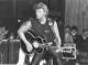 JOHNNY HALLYDAY 1982 AU LIDO APRES SA SEPARATION D'AVEC SA FEMME BABETTE  PHOTO DE PRESSE  24X18CM - Personalidades Famosas