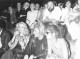 JOHNNY HALLYDAY 1980 AU MARTIN'S 37em ANNIVERSAIRE  AVEC CATHERINE DENEUVE ET 1 AMIE PHOTO DE PRESSE  24X18CM - Famous People