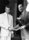 JOHNNY HALLYDAY 1985 RECOIT LA PLAQUE DU BIMILLENAIRE VILLE DE PARIS AVEC JACQUES CHIRAC PHOTO DE PRESSE  24X18CM - Famous People