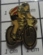 713A Pin's Pins / Beau Et Rare / SPORTS / CYCLISME COUREUR CYCLISTE VELO - Ciclismo