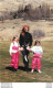 SARAH FERGUSON DUCHESSE D'YORK A VERBIER  AVEC SES FILLES 1996 PHOTO DE PRESSE  ANGELI 27 X 18 CM R2 - Personalidades Famosas