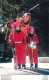 SARAH FERGUSON DUCHESSE D'YORK A VERBIER  AVEC SES FILLES 1997 PHOTO DE PRESSE  ANGELI 27 X 18 CM R4 - Personalidades Famosas