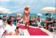 SAINT TROPEZ DEFILES DE MODE A L'AQUA CLUB 1996 PHOTO DE PRESSE AGENCE  ANGELI 27 X 18 CM - Andere & Zonder Classificatie