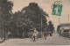 AL 19-(14) LUC SUR MER - AVENUE CARNOT ET RUE DE LA MER - ANIMATION - PROMENEURS - CARRIOLE A CHEVAL - 2 SCANS - Luc Sur Mer