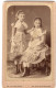 Grande Photo CDV D'une Petite Fille  élégante Posant Dans Un Studio Photo A PARIS - Ancianas (antes De 1900)