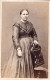 Photo CDV D'une Femme élégante Posant Dans Un Studio Photo A Nancy - Oud (voor 1900)