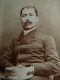 Photo CDV Lapierre à Mourmelon Le Grand  Homme Moustachu Chapeau Sur Les Genoux Pantalon Rayé  Dédicace 1880 - L679B - Anciennes (Av. 1900)