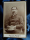 Photo CDV Lapierre à Mourmelon Le Grand  Homme Moustachu Chapeau Sur Les Genoux Pantalon Rayé  Dédicace 1880 - L679B - Anciennes (Av. 1900)