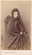 Photo CDV D'une Femme élégante Posant Dans Un Studio Photo A Lyon - Ancianas (antes De 1900)