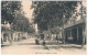 BOURKIKA- SORTIE DU VILLAGE. TRAIN AU CENTRE DU VILLAGE. ALGERIE. THEMATIQUE GARE. - Autres & Non Classés