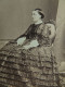 Photo Cdv Anonyme - Femme, Belle Robe à Crinoline, Second Empire Ca 1860-65 L679B - Antiche (ante 1900)