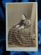 Photo Cdv Anonyme - Femme, Belle Robe à Crinoline, Second Empire Ca 1860-65 L679B - Ancianas (antes De 1900)