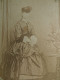 Photo Cdv Anonyme - Femme En Pied, Robe à Crinoline, Chapeau, Second Empire Ca 1865 L679B - Ancianas (antes De 1900)