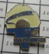 3517 Pin's Pins / Beau Et Rare / POSTES / LA POSTE 37 VOTRE POSTIER - Mail Services