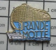 3517 Pin's Pins / Beau Et Rare / VILLES / LA GRANDE MOTTE De Beurre BATEAU YACHT - Villes