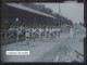 92 CLICHY - PLAQUE DE VERRE Ancienne (1943) - Stade, Gymnastique, Sport, DÉFILÉ DEVANT LES TRIBUNES, équipe à Identifier - Clichy