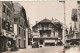 DE 15 -(38) VILLARD DE LANS -  PLACE DES MARTYRS - COMMERCES - AUTOMOBILE PEUGEOT 202 -   2 SCANS - Villard-de-Lans