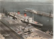 EP 22 -(50) CHERBOURG - LE QUEEN ELISABETH ET LA GARE MARITIME - PAQUEBOT - VUE AERIENNE - CARTE COULEURS  - 2 SCANS - Cherbourg