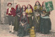 GU Nw -(64) LES BASSES PYRENEES  - GROUPE D'OSSALOISES  - JEUNES FEMMES EN COSTUME TRADITIONNEL AVEC CAPULET - 2 SCANS - Costumes