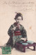 GU Nw- JEUNE FEMME EN TENUE TRADITIONNELLE KIMONO ET OBI AVEC BAGUETTE - OBLITERATION NUI DEO , TONKIN ( VIETNAM ) 1907 - Azië