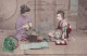 GU Nw- COUPLE DE FEMMES EN TENUES TRADITIONNELLES JAPON - SCENE DE VIE - OBLITERATION NUI DAO 1907 - Asie