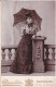 GEKARTONNEERDE FOTO 10.50 X 16cm, ROND 1900, VROUW, FEMME, LADY, PHOTOGR.DEVOLDER BRUXELLES, BRUSSEL - Old (before 1900)