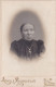 GEKARTONNEERDE FOTO 10.50 X 16cm, ROND 1900, VROUW, FEMME, LADY, PHOTOGR. A. MALBRANCKE, POPERINGHE - Old (before 1900)