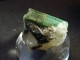 Emeraude - Emerald On Quartz ( 2 X 2.5 X 1.8 Cm ) Santa Terezinha De Goiás -Santa Terezinha De Goiás Distr. Goiás Brazil - Mineralen