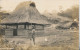 1929. BONTOC BUILDING = WARRIOR WITH SPEAR. CARTE PHOTO.       2 SCANS - Philippinen