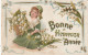 HO 22 - CARTE  GAUFREE  " BONNE  ET HEUREUSE ANNEE " - JEUNE FILLE AVEC PANIER DE MUGUET- 2 SCANS  - Nieuwjaar