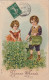 HO 22 - CARTE GAUFREE FANTAISIE " BONNE  ANNEE  " - COUPLE D'ENFANTS ARROSANT UN PARTERRE DE TREFLES- 2 SCANS  - Nieuwjaar