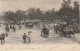 IN 25 -(75) PARIS - ENTREE DU BOIS DE BOULOGNE - PROMENEURS , CYCLISTES , CALECHES - 2 SCANS - Parken, Tuinen