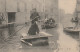 IN 27 -(75)  PARIS 1910 - RUE DE JAVEL - VIEILLE FEMME SUR RADEAU DE FORTUNE - BARQUES - 2 SCANS - De Overstroming Van 1910