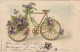 JA 25 - CARTE FANTAISIE GAUFREE - BICYCLETTE DOREE DECOREE DE FLEURS : VIOLETTES - 2 SCANS - Autres & Non Classés