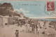 KO 5 -(80) LE CROTOY - SUR LA PLAGE - TENTES CABINES - MOMENT DE DETENTE EN FAMILLE  - CARTE COLORISEE - 2 SCANS - Le Crotoy