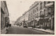 LE 24-(91) ESSONNES - RUE DE PARIS -  CARTE PHOTO - COMMERCES - AUTOMOBILE - 2 SCANS  - Essonnes